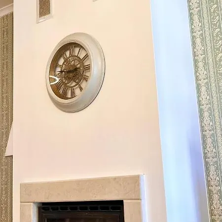 Vintage De Lux, Location, 2bdr Grand Monastery,