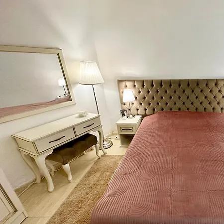 Vintage De Lux, Location, 2bdr Grand Monastery,